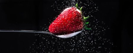 Ягоды на черном фоне