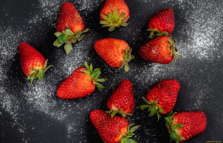 Клубника на темном фоне