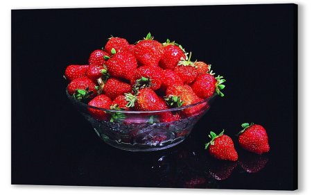 Ваза с клубникой