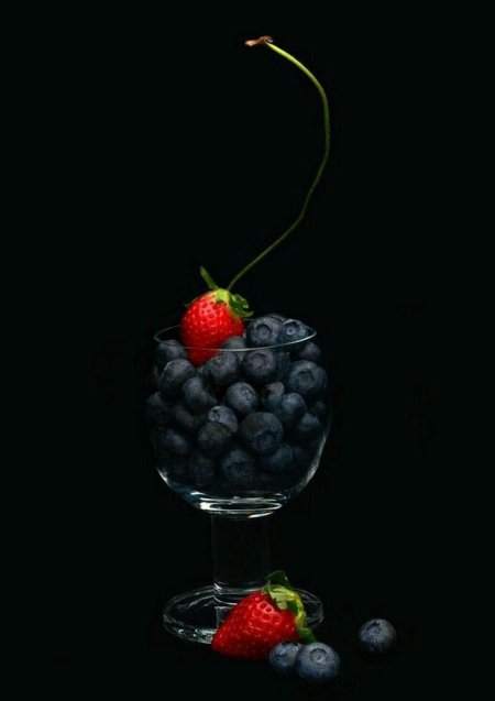 Фрукты на темном фоне