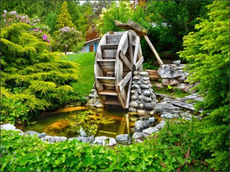 Мельница с прудиком в цветнике