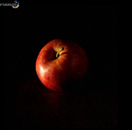 Яблоко на темном фоне