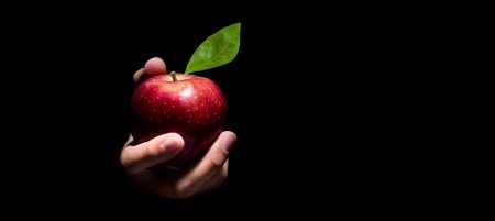 Рука с яблоком