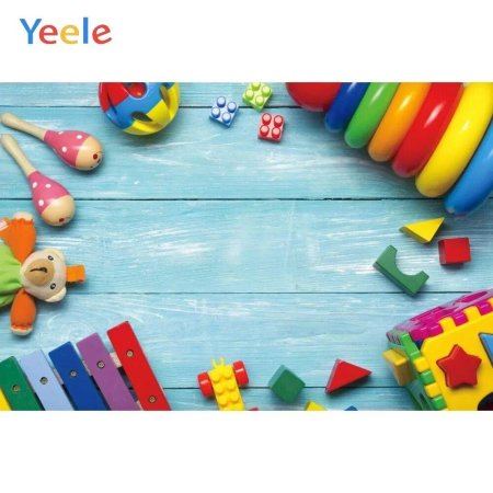 Детские игрушки на деревянном фоне