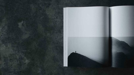 Книги на темном фоне