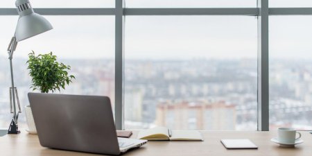 Окно в офисе