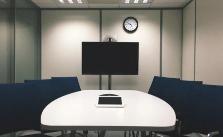 Телевизор в переговорной