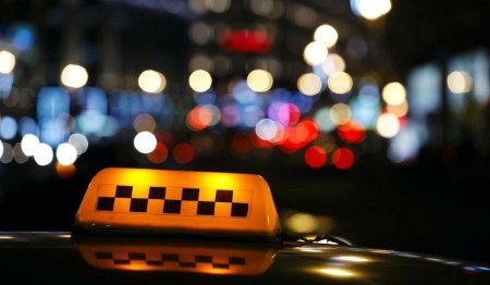 Такси едет ночью
