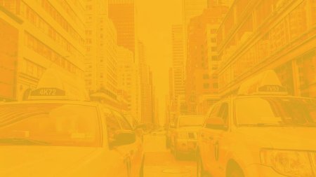 Желтая машина в городе