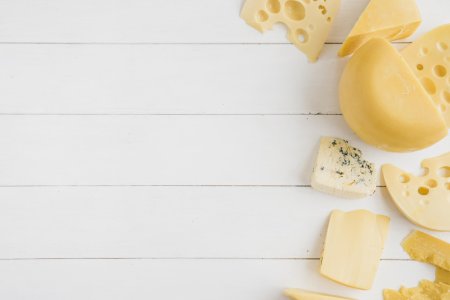 Сыр на деревянном фоне