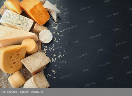Сыр на темном фоне