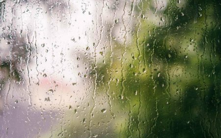 Капли на стекле