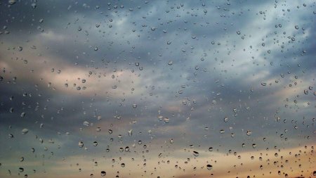 Капли дождя