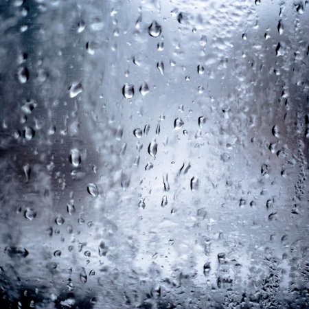 Капли дождя на стекле