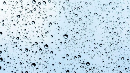 Капли на стекле