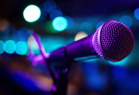 Фон с микрофоном