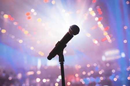 Микрофон на сцене