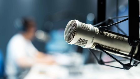 Микрофон в студии