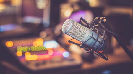 Микрофон в студии звукозаписи