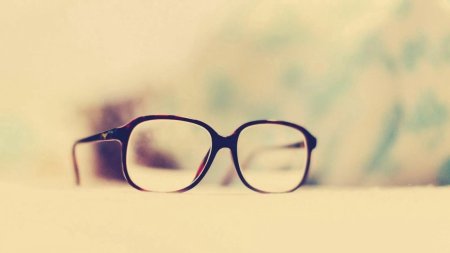 Очки на фоне