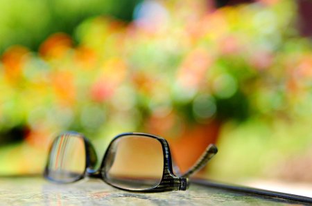 Очки на красивом фоне