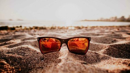 Солнечные очки на пляже