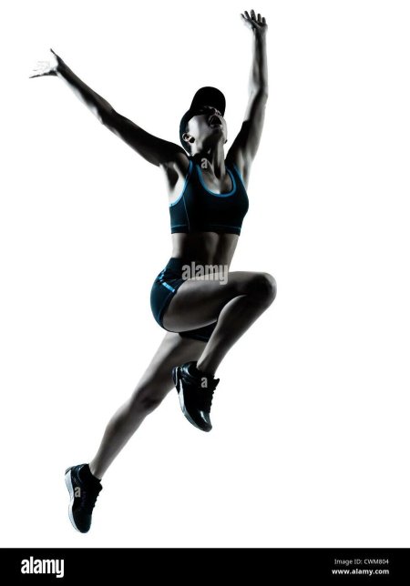 Фитнес девушка в прыжке