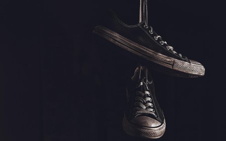 Кеды на черном фоне