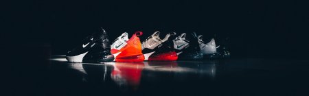 Кроссовки на черном фоне