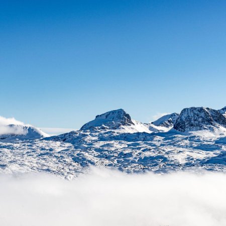 Фотография заснеженных вершин гор