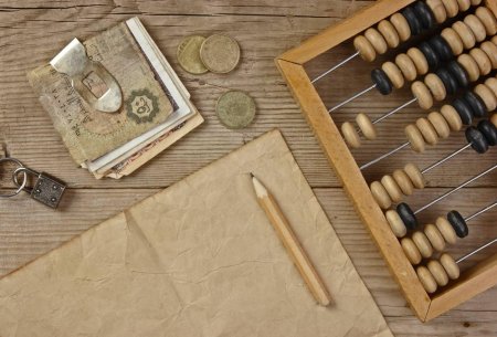 Предметы на деревянном фоне