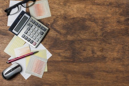 Калькулятор на столе