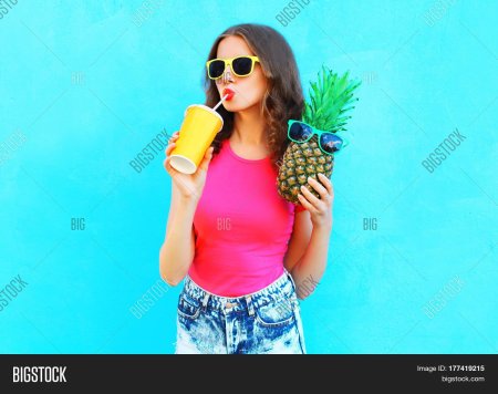 Девушка с коктейлем