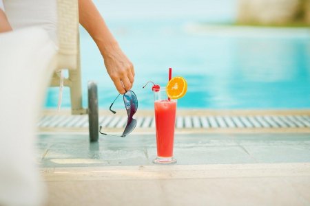 Коктейль у бассейна