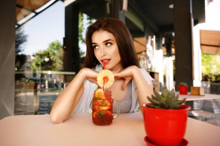 Девушка с коктейлем