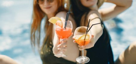 Девушка с коктейлем