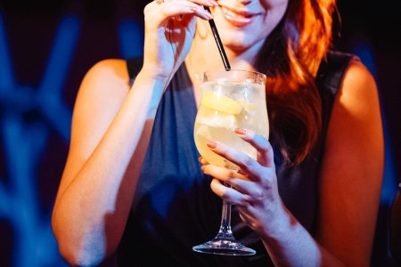 Девушка с коктейлем