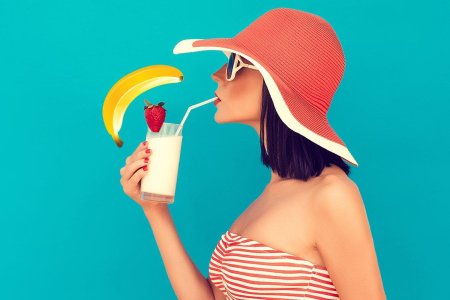 Девушка с коктейлем