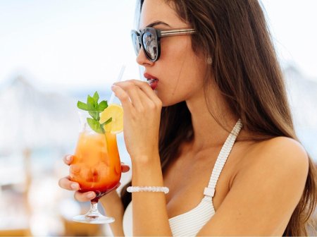Девушка с коктейлем