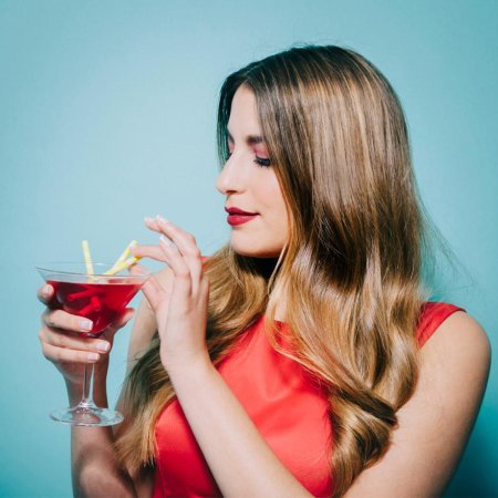 Девушка с коктейлем