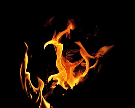 Пламя огня на черном фоне