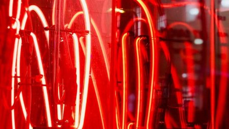 Красный неоновый фон