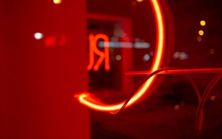 Красный неон свет