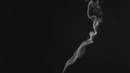 Дым на черном фоне