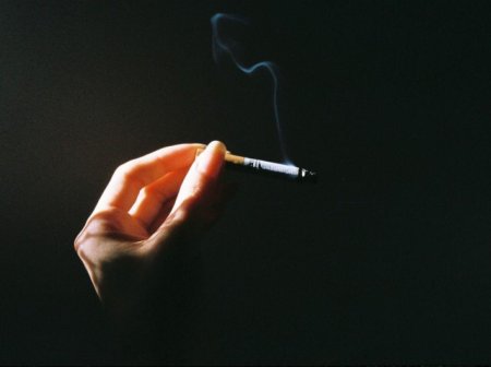 Рука с сигаретой