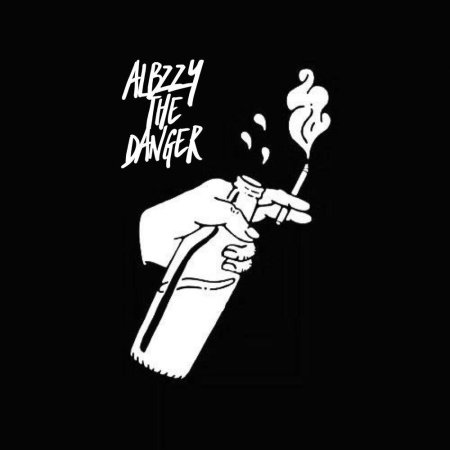 Сигаретатв руке еа черном фоне