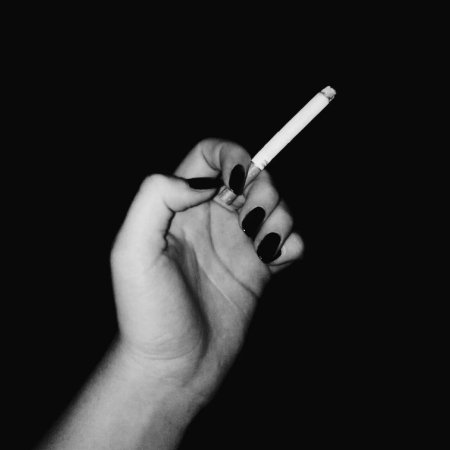 Рука с сигаретой
