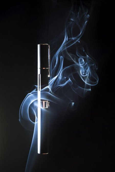 Вейп на черном фоне