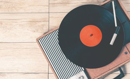 Проигрыватель виниловых пластинок сверху