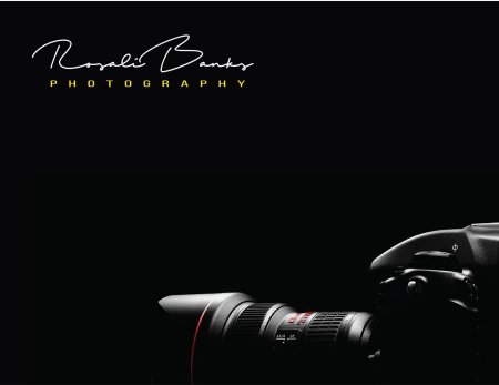 Фотоаппарат на черном фоне